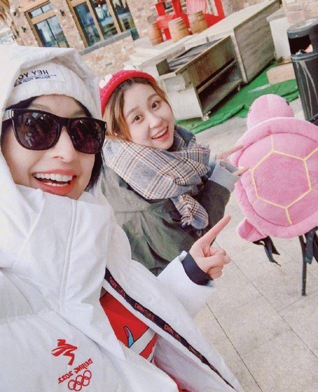 张俪与"胖虎"一起现身滑雪场,《hi室友》中的友谊真让人羡慕!