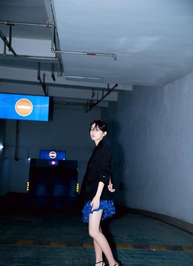 张子枫可算长开了,穿"鱼鳞裙"大胆秀美背,11岁就拿百花奖厉害_妹妹