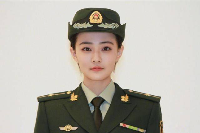 众星齐晒军装照,杨洋稚嫩徐璐美,反而贾乃亮却让人认不出来了_时尚_杨
