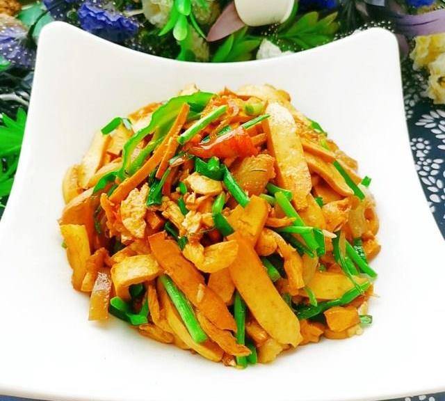 小炒豆干,简单的家常小炒,超下饭_韭菜_大蒜头_辣椒