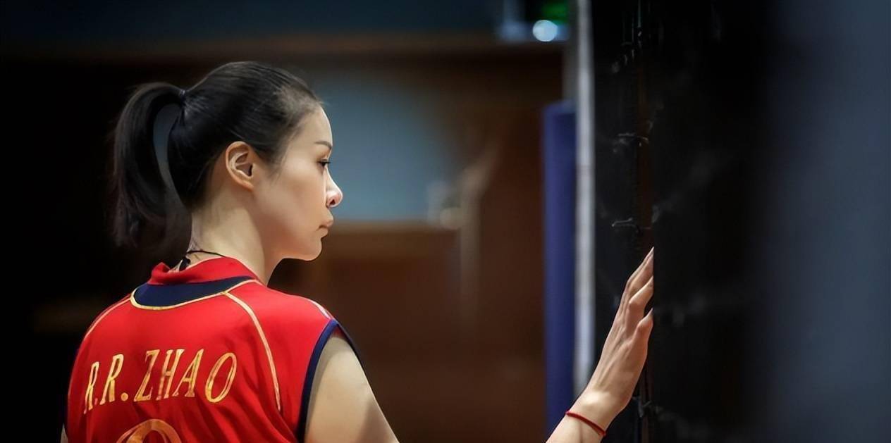 41岁赵蕊蕊原近照,大长腿抢镜,单身未婚,普通人很难达到择偶标准_中国