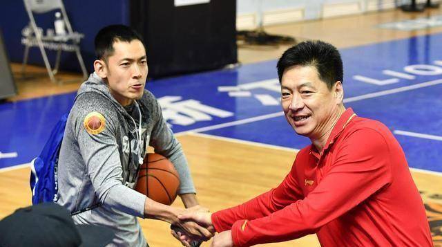 两场季后赛,两位老兵宣布退役!_刘炜_张庆鹏_山东