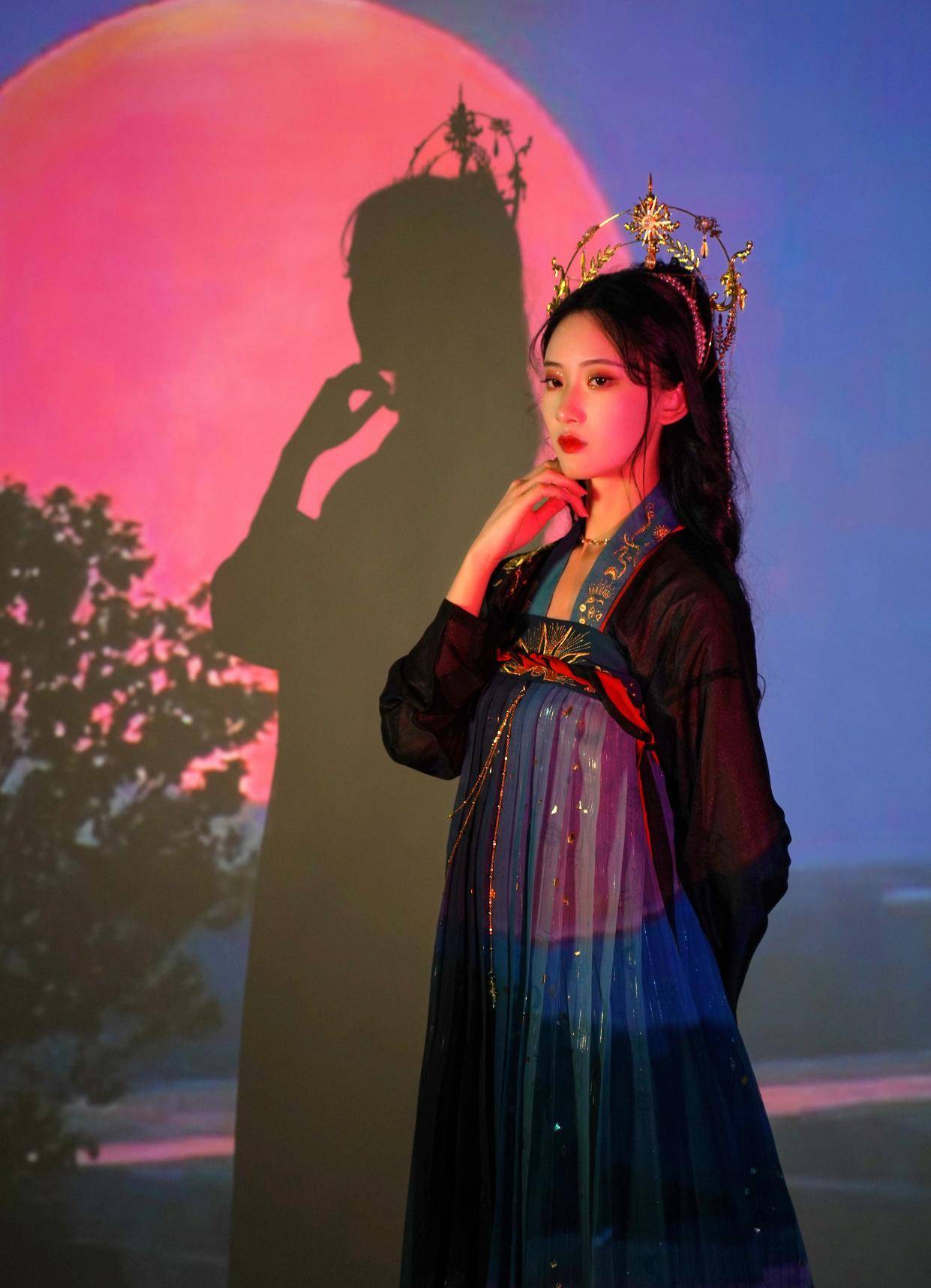 "暗黑系"汉服原来这么美,搭配lo发冠,更是古典优雅,高贵十足_风格