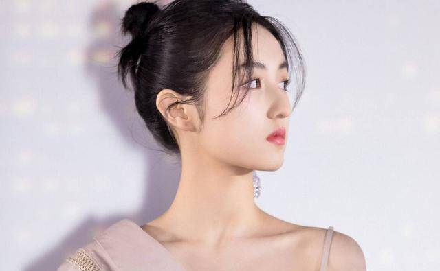 张子枫的演技惊艳观众,多部作品上映,电影《宠爱》口碑最好_影片_故事