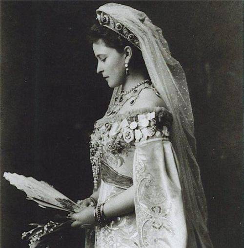 俄国名媛伊丽莎白:嫁给王子,后来成为修女,54岁被列宁下令活埋_谢尔盖