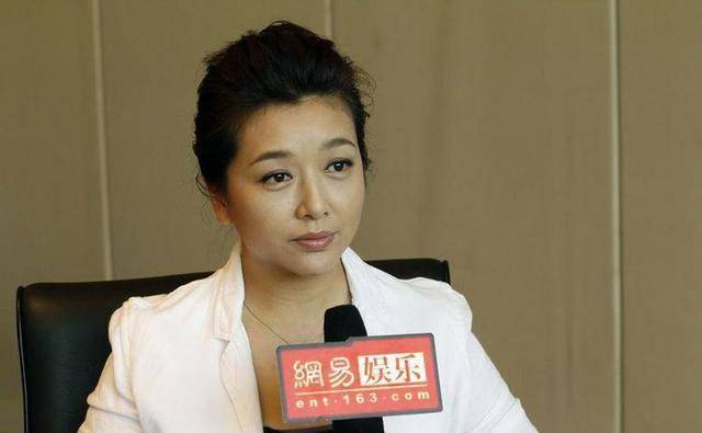 24岁出道,与王志文合作一夜爆红,天生好嗓子,曾与靳东姐弟恋_江珊