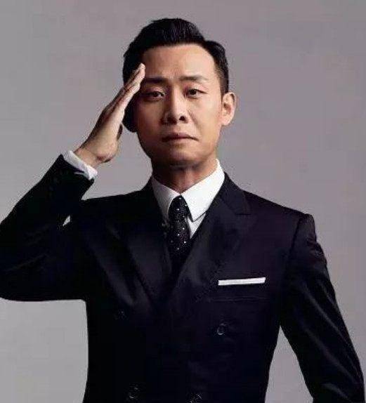 这其中让人影响最深的就是由张译饰演队长杨锐,遇险时候沉着面对生死