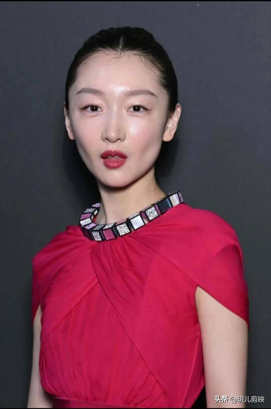 第五套与第四套相同的颜色,不过这套红色看起来就顺眼多了!