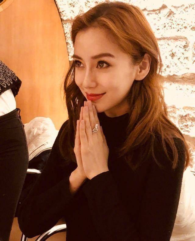 angelababy过生日把一幢房戴手上许愿,但网友都在讨论她的双眼皮_送