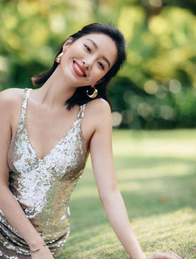 29岁杨采钰,面容惊艳身材有料,这位女神气质不俗_芳华_写真_很漂亮