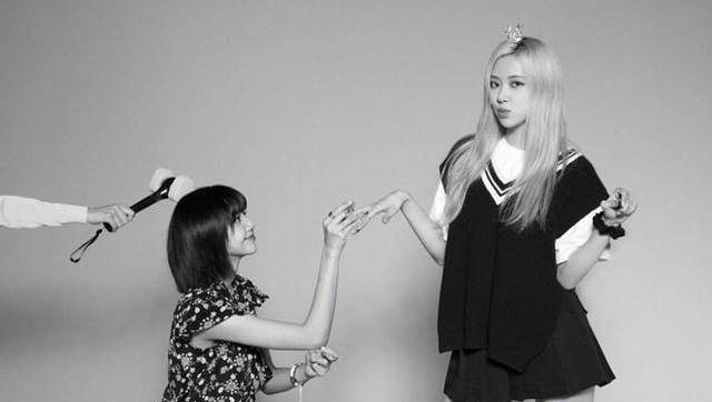 blackpink四周年晒照,jennie下衣失踪撩人,lisa求婚rose_上衣_造型