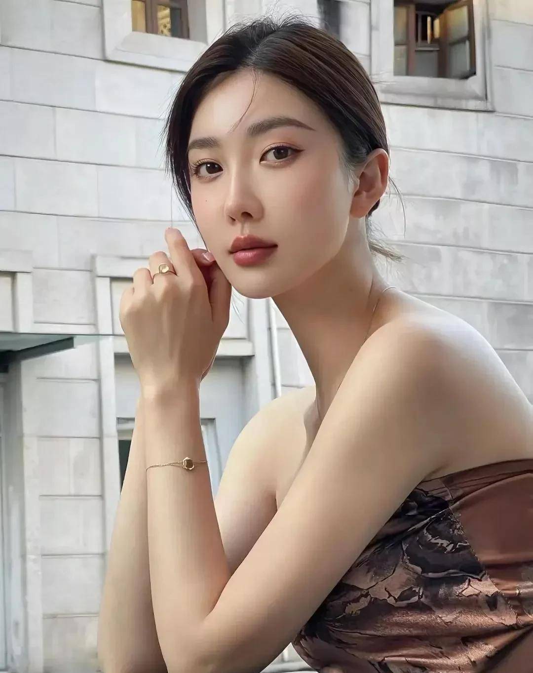 民间女子和筒裙惊艳路人,气质与职业明星相差不远_娱乐_评论_朋友