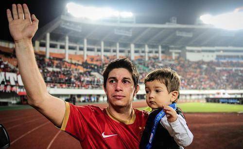 38岁孔卡现身如老人,6年中超生涯,他赚到多少工资?