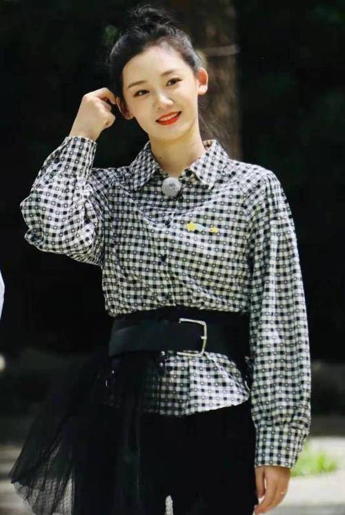 三年前,郑恺与苗苗在剧组认识,由于年龄相仿,共同话题比较多,在进一步