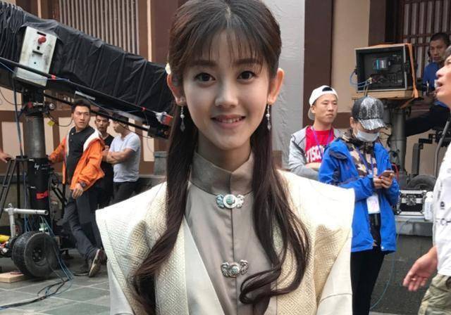 《斗破苍穹》中出场数秒惊艳观众的小姐姐原来是她,现代装超迷人_剧中