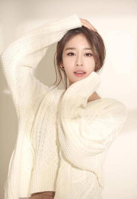 t-ara朴智妍真会穿!可甜可盐,什么风格的衣服穿在她身上都能轻松驾驭.