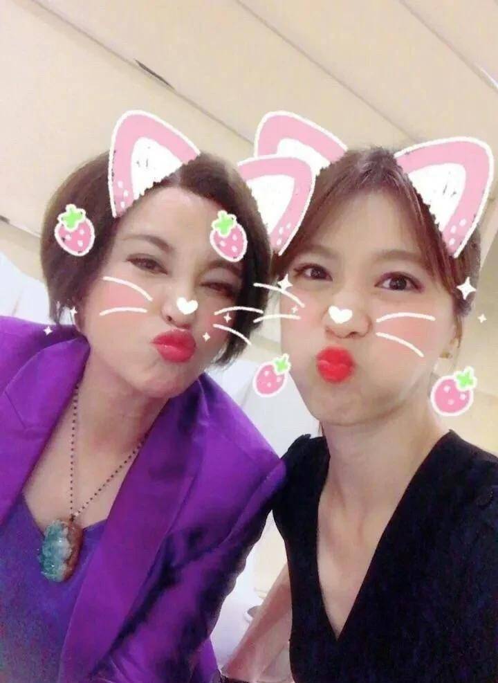 穿西装同框00后嘟嘴卖萌,赢了身材输了脸蛋_衣服_紫色_连衣裙