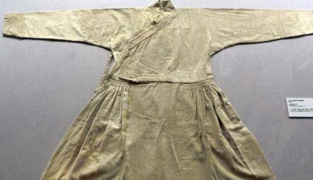 人都能够穿长袍衣服的,因为这种服饰往往造价比较高,而且在古代的时候