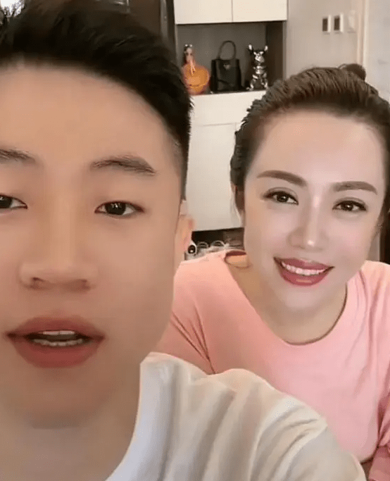 67"刘能"儿子婚后与亲妈温美玲直播,满面笑容唱双簧破不和传闻_王亮