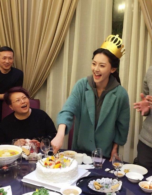 《盛夏晚晴天》,在里面《盛夏晚晴天》中,黄梦莹饰演的是刘恺威的初恋