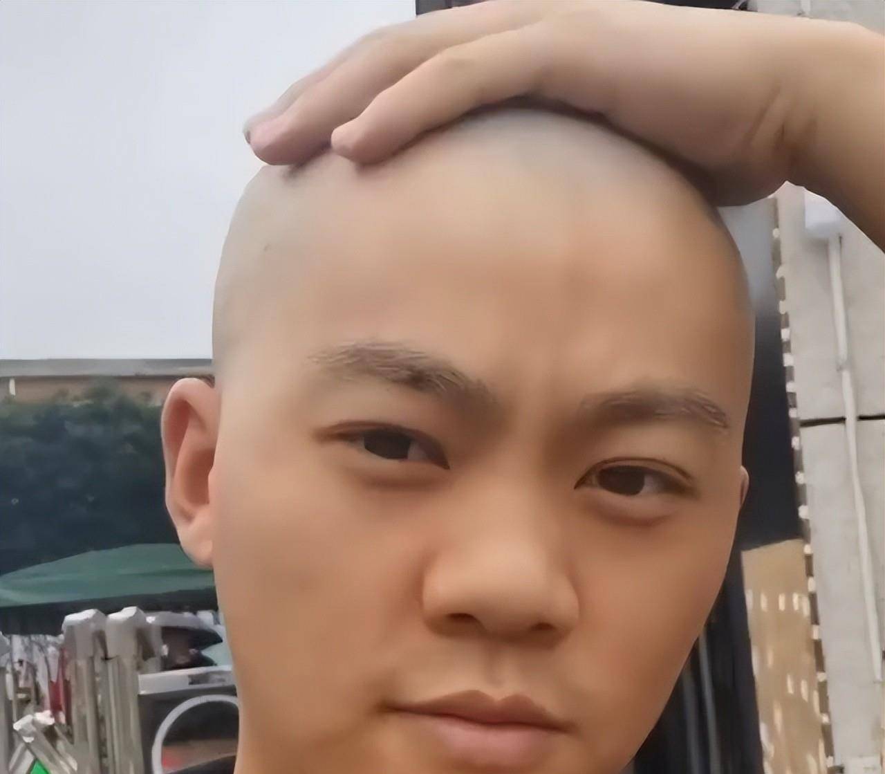 一名男子挑战一年不理头发,开始记录的时候,男子特意把自己剃成了光头