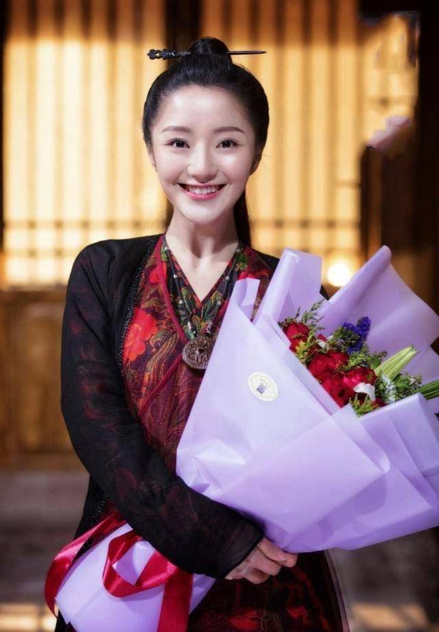 21岁的她出演《飘香剑雨》的唐纯走红,新剧搭档鞠婧祎成姐妹花_肖燕