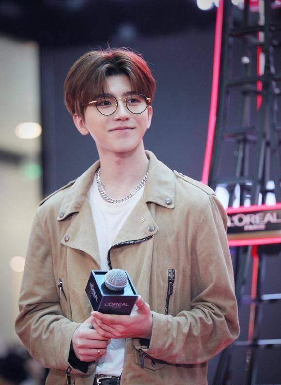 蔡徐坤和刘昊然两大鲜肉,竟然输给了大叔佟大为?_感觉_夹克_阳光