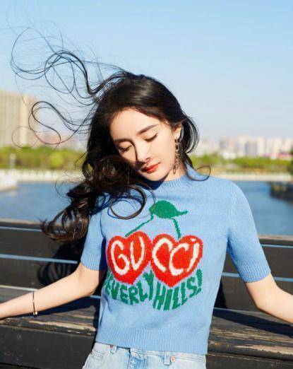 不顾群众安危肆意扔伞,两助理贴身仍臭拽脸_毛衣_身材_印花