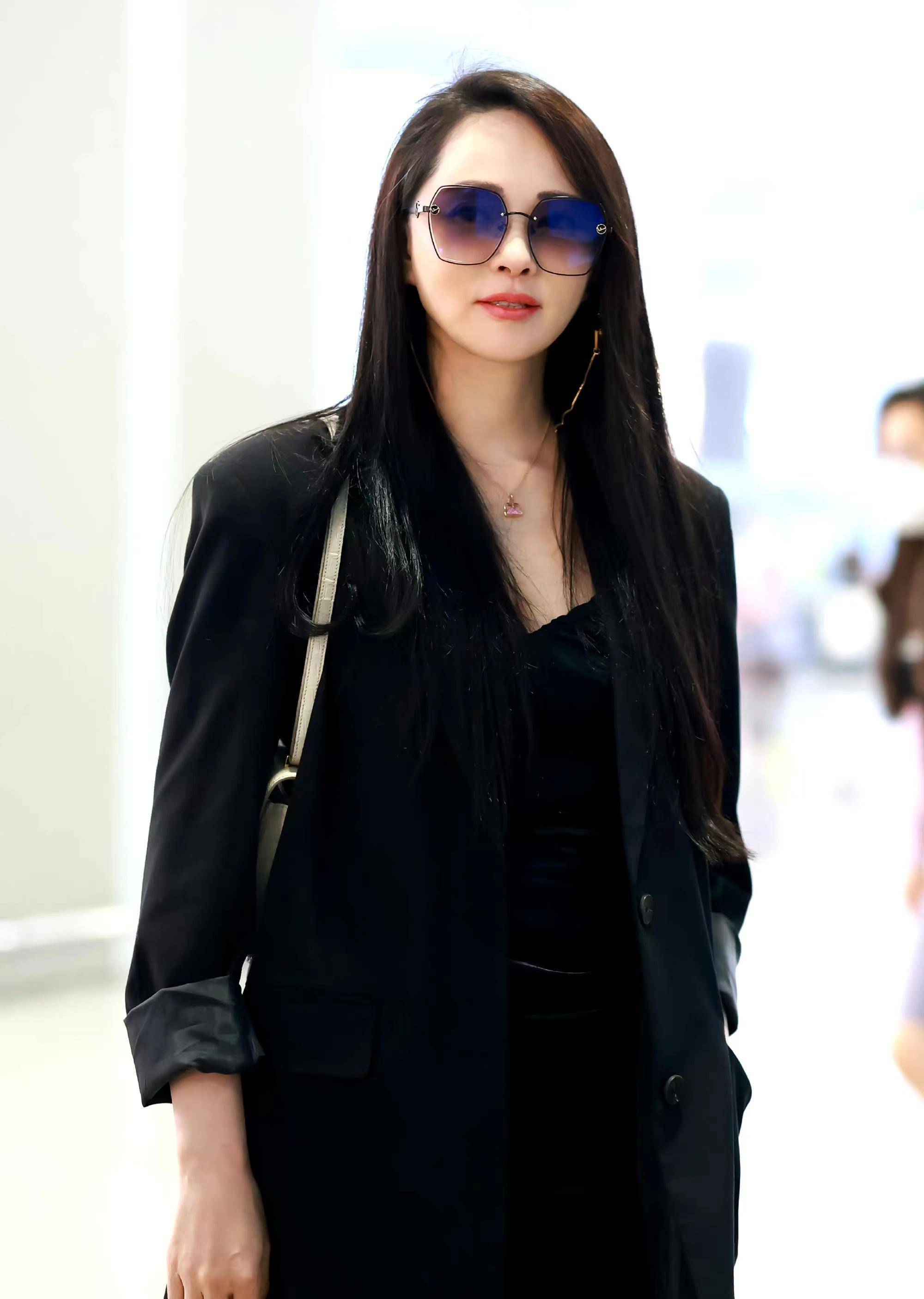 伊能静身穿黑色时尚套装现身机场,一身黑西装优雅又气场!