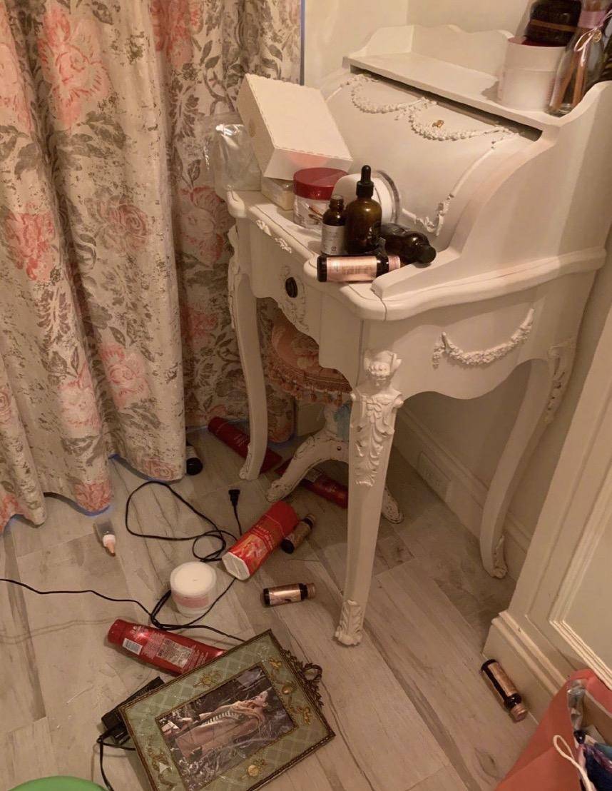 伊能静晒台北豪宅,满墙名贵瓷器吸睛,桌椅被划破了仍舍不得扔_网友