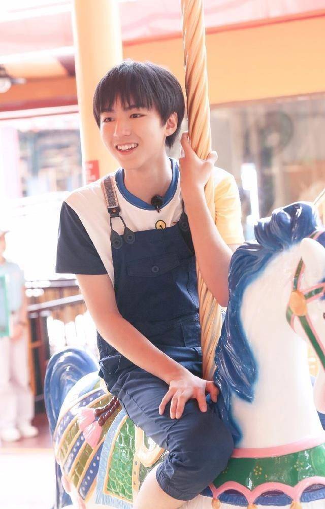 tfboys王俊凯绝对是最佳男友,王三岁太可爱了!_姿势_过山车_娃娃