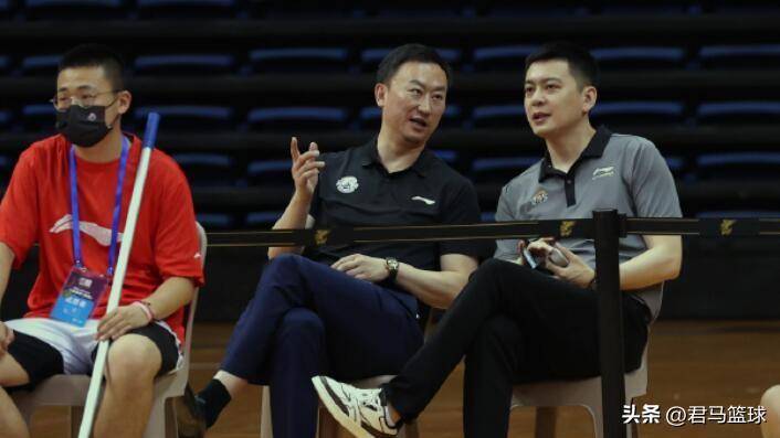 另一方面辽篮主教练杨鸣和青岛队主教练刘维伟是同门师兄