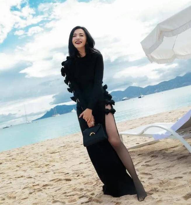 这样的露背连衣裙搭配这样的黑色丝袜,可以说是完美的服装组合,将姚晨