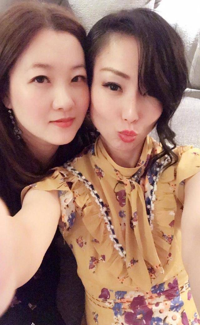 伏明霞携闺蜜郑秀文过生日,共享丰盛蟹宴,相识13年年年结伴庆生_香港
