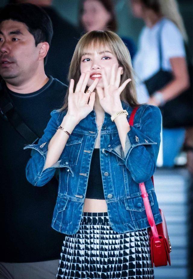 lisa秀"蚂蚁腰",身材纤细穿着时尚,网友:人间芭比果然不假_选手_线条