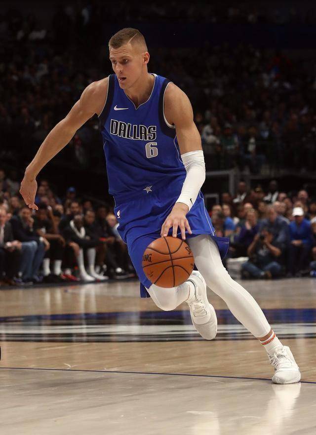 波尔津吉斯右膝半月板撕裂,双膝皆有伤未来令人担忧_独行侠_首轮