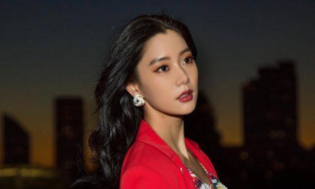 但现在克拉拉在国内发展的还可以,只不过戏路很窄,主要还是靠身材取胜