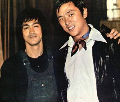 其与成龙的小故事起源于添加罗维的单独影视制作.