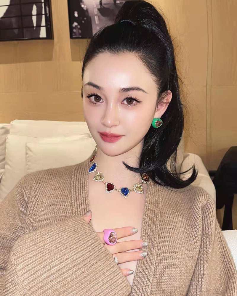 吴秀波昔日小三晒照,出来后生活状态很幸福,头上发夹3300元1枚_陈昱霖