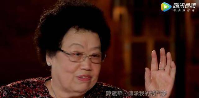 陈丽华吃完饭，家人全都放下筷子站起来搀扶，陈丽华一脸自豪！-陈丽华47岁