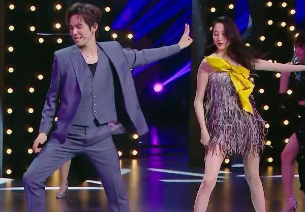 关晓彤终于穿上高跟鞋,和180钟汉良站一起,谁谎报身高一目了然_个子