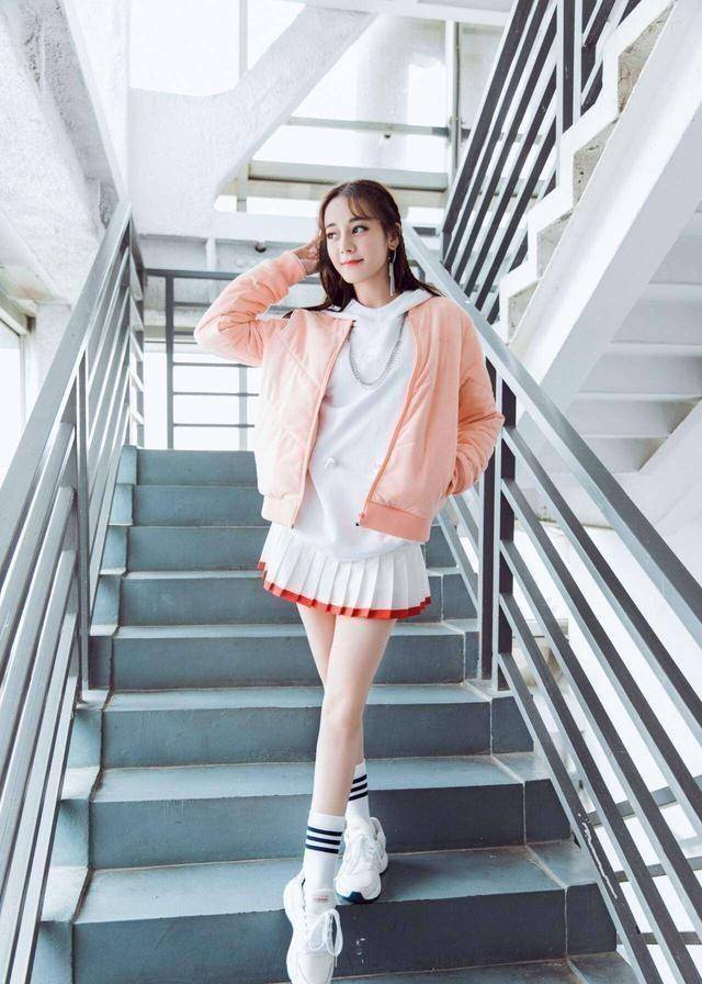 迪丽热巴的特点,就是与别人不同,特别是她的身材_白色_口红_衣服