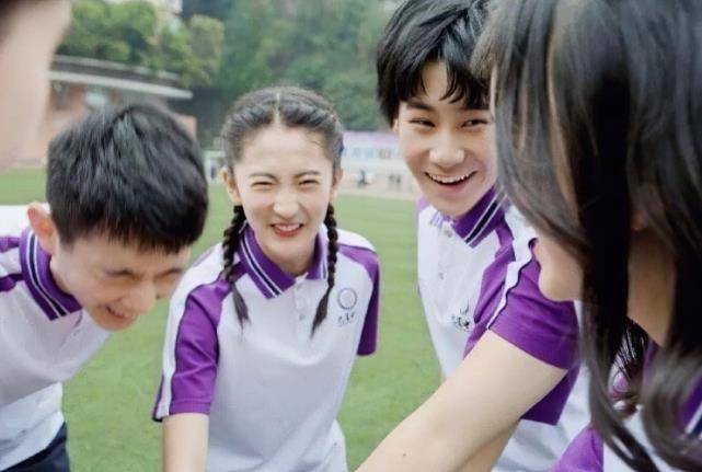 已经不忘给粉丝们送去惊喜,最近张真源学校的高考宣传片也正式上线了