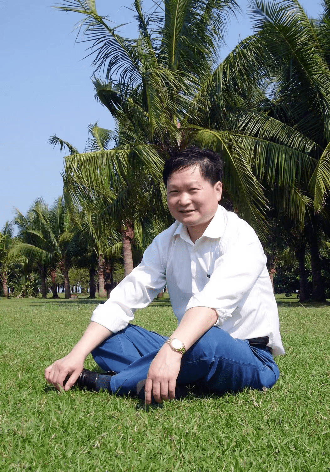 男,汉族,1963年6月出生于湖北英山,大学学历,高级职称,中国作家协会