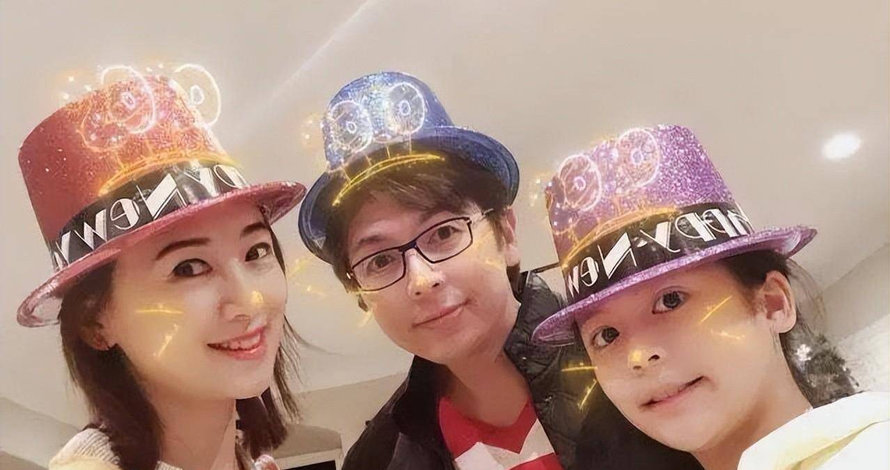 51岁翁虹晒全家福,翁虹的一家子:妈妈美,爸爸帅,女儿颜值高_身材_香港