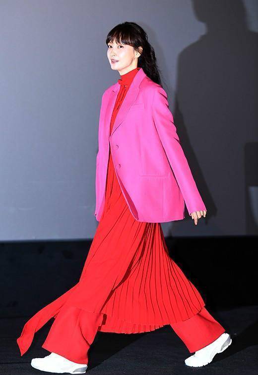 元彬老婆产子后回归荧屏,穿奇装异服亮相发布会_李娜_釜山_电影