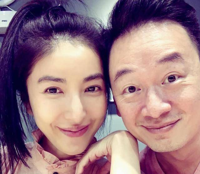 已过不惑之年的杨谨华,在四年前嫁给了相恋三年的男友ben,过着甜蜜