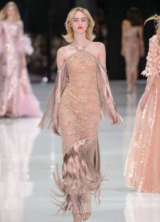 ralph&russo高定秀场:羽毛,刺绣轻盈流苏礼服,温柔春季浪漫_浅粉色