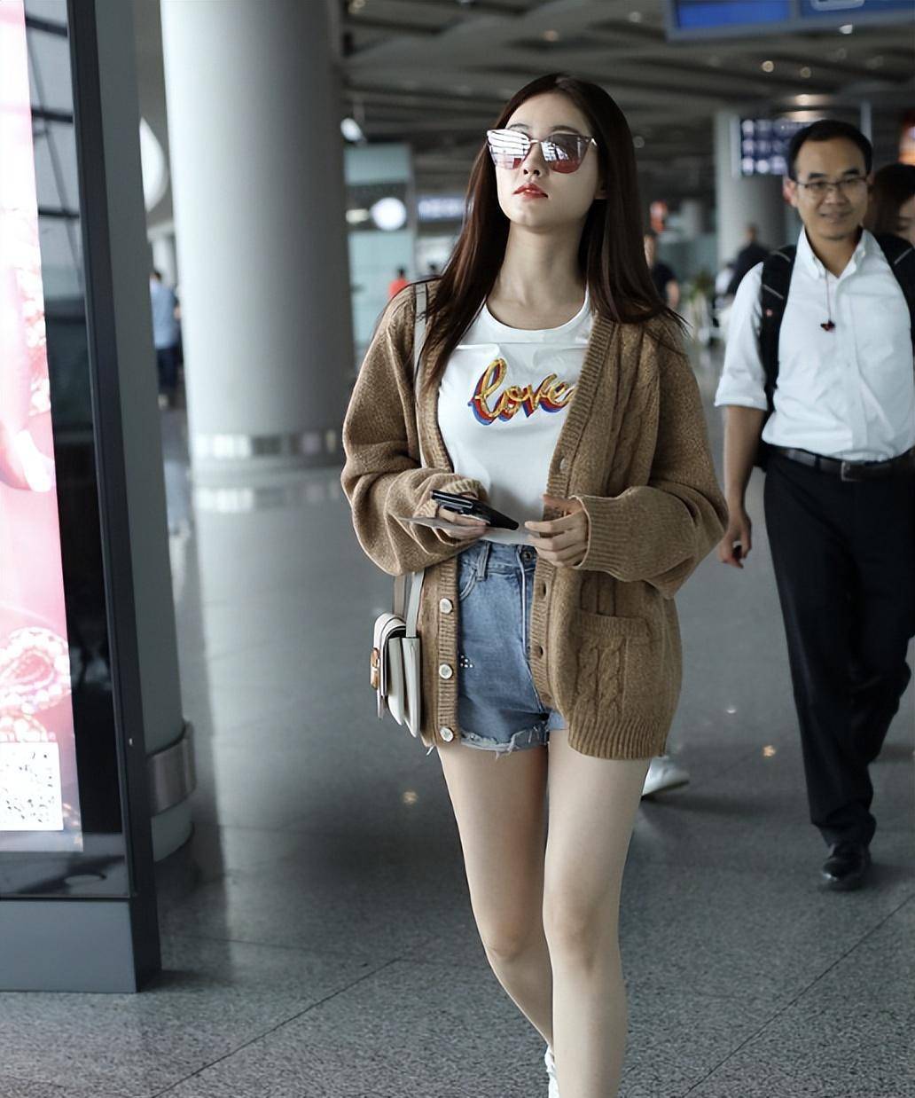 "小魔女"祝绪丹彻底变身了,牛仔短裤和毛衣太可爱了!_时尚_衣服_气质