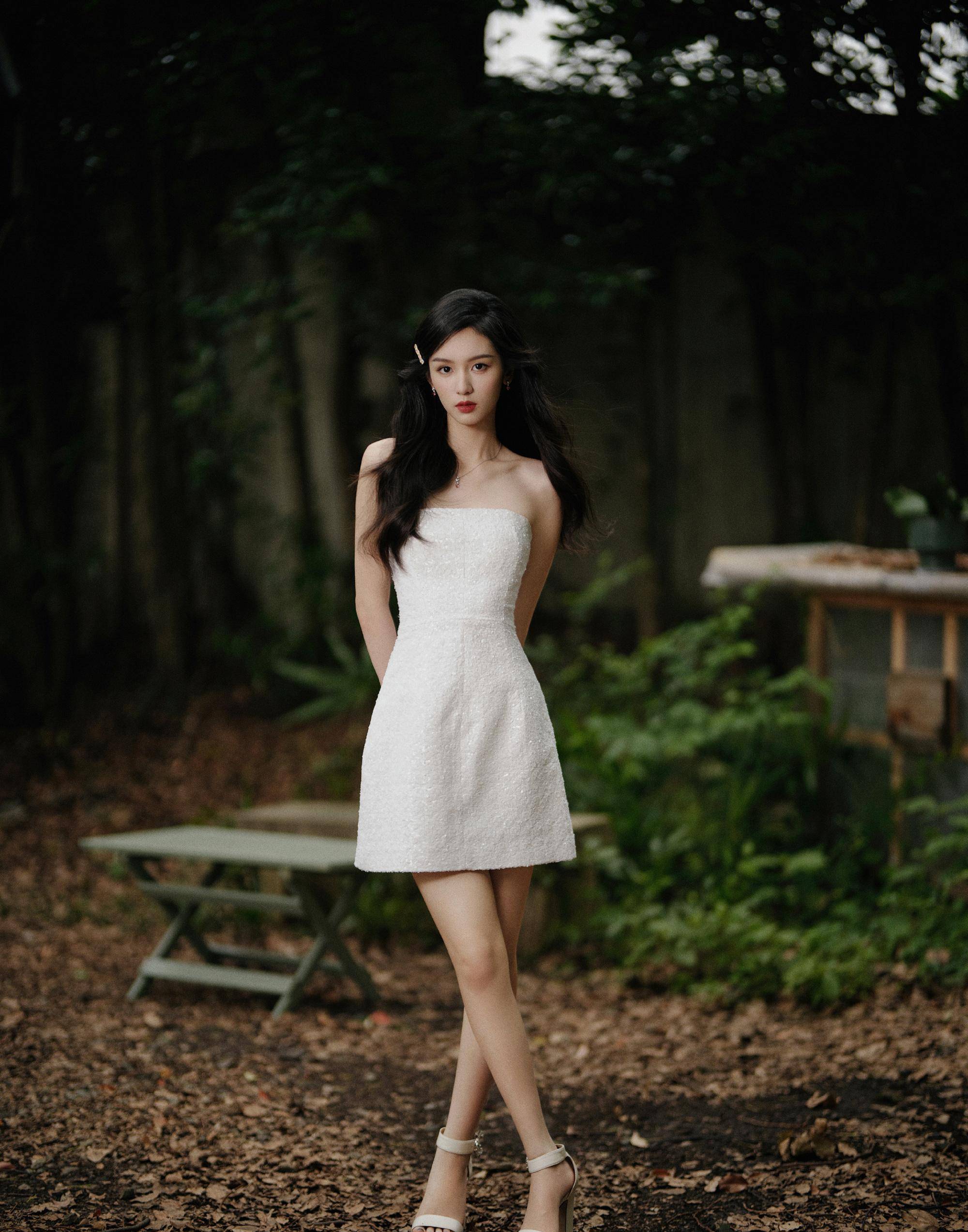 周也出镜状态不错,长发红唇,搭配白色连身裙,气质十